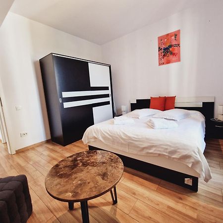 Ultracentral 5* Boutique Hotel Style Apartment. Brand New. 2 Rooms. Spacious. Free Parking Cluj-Napoca Exteriör bild