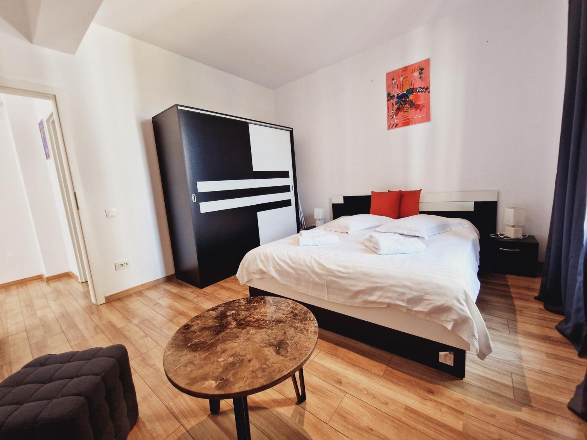 Ultracentral 5* Boutique Hotel Style Apartment. Brand New. 2 Rooms. Spacious. Free Parking Cluj-Napoca Exteriör bild